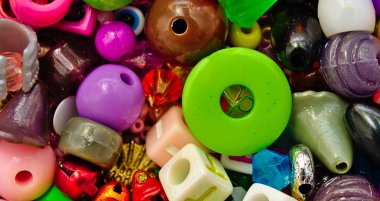 Renkli çeşitli boncukkoleksiyonu makro, arka plan/doku, panorama görüntüsü kapatın.