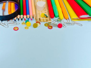 Renkli okul kopya alanı ile açık mavi arka plan karşı suplies. Okul kavramına dön, açıdan görünüm.