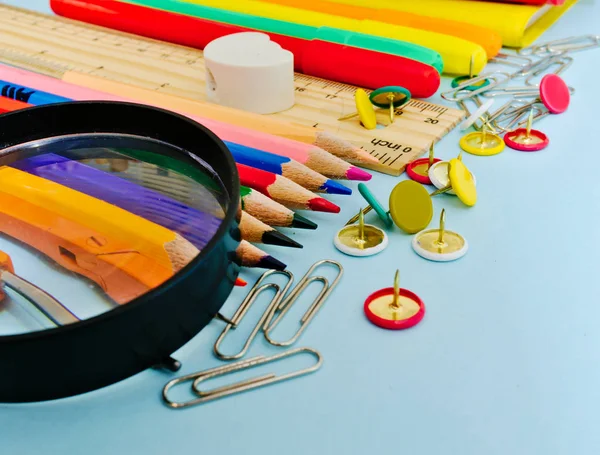 Coloridos Suplentes Escolares Contra Fondo Azul Claro Con Espacio Copia — Foto de Stock