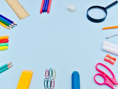 Renkli okul kopya alanı ile açık mavi arka plan karşı daire düzenleme suplies.