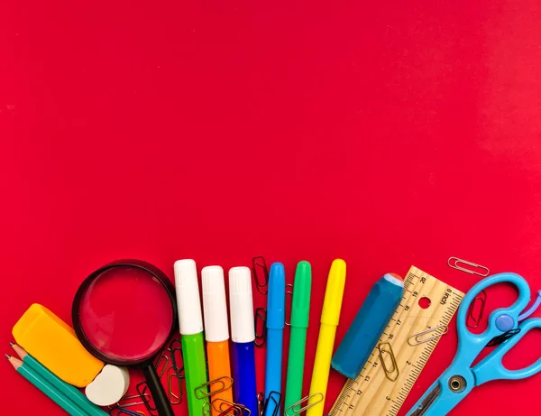 Coloridos Suplentes Escolares Sobre Fondo Rojo Con Espacio Para Copias — Foto de Stock