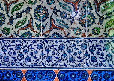İstanbul Topkapı Sarayı'nda kiremitli duvarda klasik oryantal tasarım detayı.