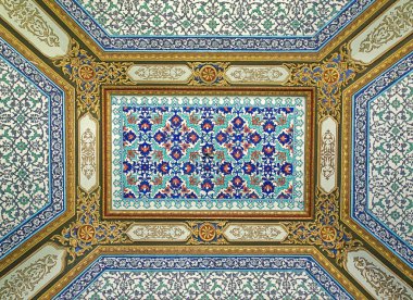 Topkapı Sarayı'nda tavanda etkileyici oryantal tasarım, İstanbul, Türkiye.