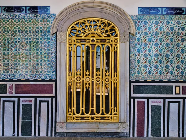 Window Golden Railings Classical Oriental Design Tiled Wall Topkapi Palace — Stock Photo, Image