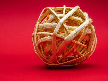 Dekoratif Rattan top kopya alanı ile kırmızı arka planda izole.