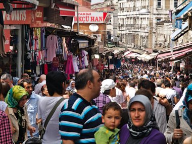 İstanbul sokak pazarında alışveriş yapanlar ve ziyaretçiler kalabalık.