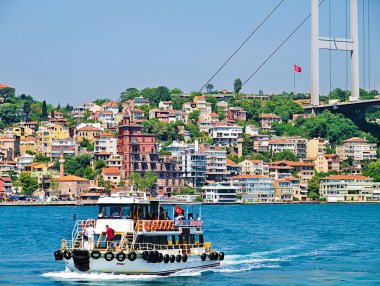 İstanbul, Türkiye - 26.05.2010:Boğaz'da yolculu küçük turistik yolcu gemisi ve sahilde ikinci boğaz köprüsü.