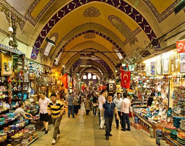 İstanbul'da eski Bazar'da alışveriş yapanlar, Seramik hediyelik eşyalar ve Türk bayrakları, antika pazarı.