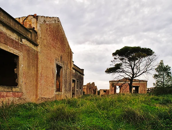 버려진 버려진 건물과 아름다운 수니오 아티카 그리스 — 스톡 사진
