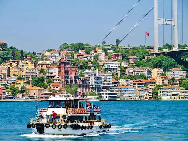Istanbul Turkiet 2010 Små Turistiska Kryssningsfartyg Med Passagerare Vid Bosporen — Stockfoto