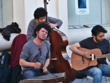 İstanbul, Türkiye-05/25/2010: sokak müzisyenleri Istanbul 'da sahne aldı. Genç adam şarkı söylüyor ve santur oynar (cimbalom).