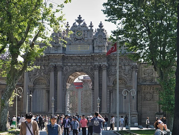Impresionante Puerta Turistas Dolmabahce Palacio Estambul Turquía —  Fotos de Stock