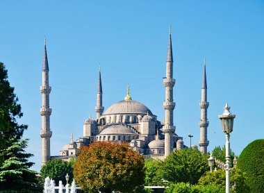 Sultanahmet Camii (Sultanhmet Camii) mavi gökyüzüne karşı, Istanbul Türkiye.