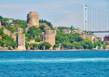 Rumelihisari (Rumeli Kalesi) ve ikinci Bosphorous Köprüsü, Istanbul, Türkiye.