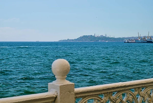 Utsikt Från Ett Kafé Till Bosporus Strait Sommardag Istanbul Turkiet — Stockfoto