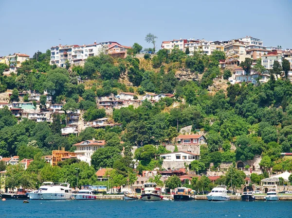 Bostadshus Och Båtar Längs Bosporus Sundet Turkiet — Stockfoto