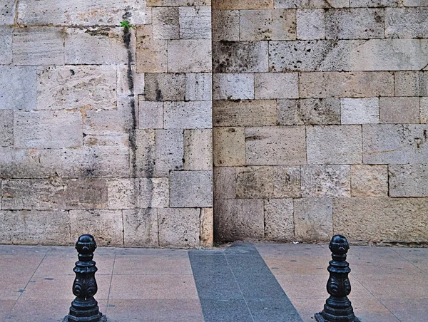 Porus Pavimento Pared Piedra Postes Metal Espacio Vacío —  Fotos de Stock