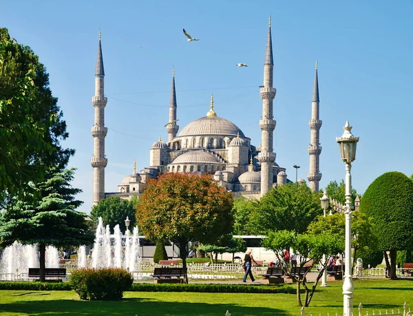 Istanbul, Türkiye-05/25/2010: Sultanahmet Camii (Sultanhmet Camii).