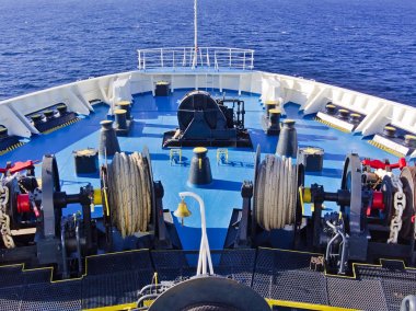 Denizde yelken ederken, ekipman ile büyük feribot yay.