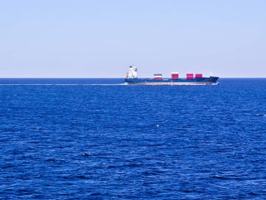 Dokulu denizde yelken büyük kargo gemisi.