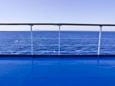 Feribot güverte ve deniz ve ufuk çizgisi arka plan ile korkuluklar.