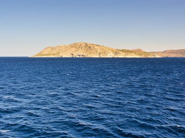 Issız ada ve derin mavi deniz.