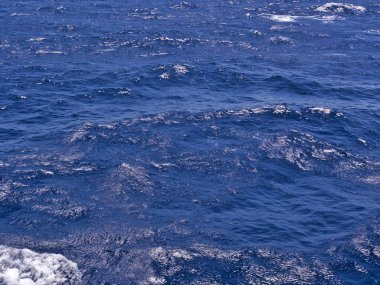 Derin mavi deniz dalgalarına yakın.