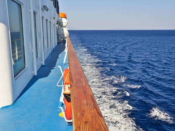 Convés Ferry Boat Com Trilhos Madeira Sem Pessoas Navegando Mar — Fotografia de Stock