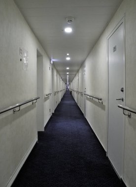 Gemi iç kabinkoridor azalan perspektif.