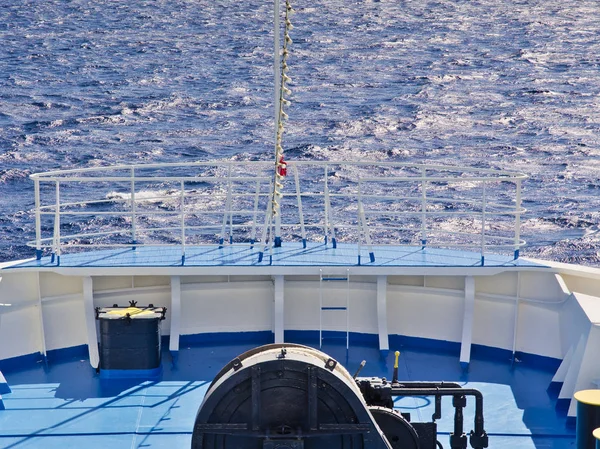 Statek Prom Łuk Balkonem Podczas Żeglarstwa Morzu — Zdjęcie stockowe