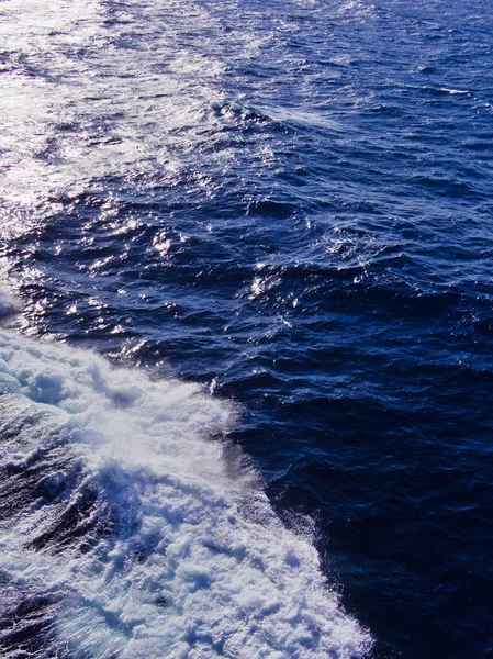 Morska Pianka Wodna Wykonana Poruszających Się Statków Odbicia Światła Słonecznego — Zdjęcie stockowe