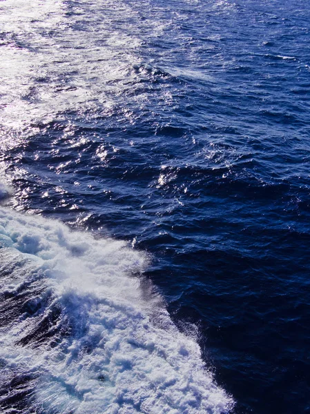 Espuma Água Mar Feita Navio Movimento Reflexão Luz Solar — Fotografia de Stock