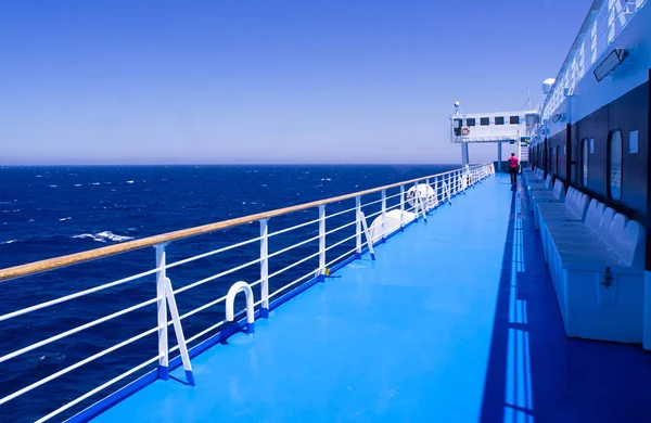 Gemi feribot güvertesinde tek başına yürüyen adam , Ege denizinde yelken sırasında, Yunanistan.