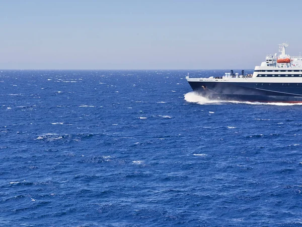 Velká Loď Plachtící Otevřeném Moři — Stock fotografie