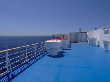 Ae yelken sırasında hiçbir kişi ile Gemi feribot mavi renkli güverte