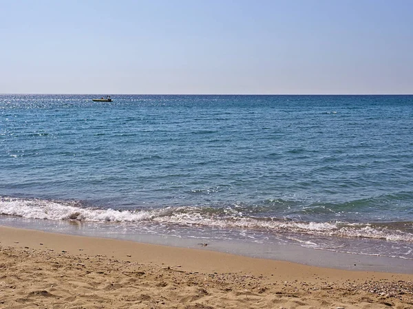 Hermosa playa de arena de verano, de Komi en la isla de Chios, Grecia — Foto de Stock