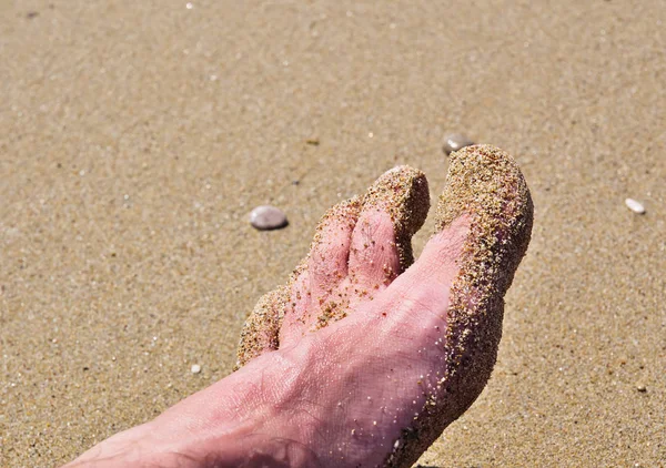 Fot närbild med sand på stranden. — Stockfoto