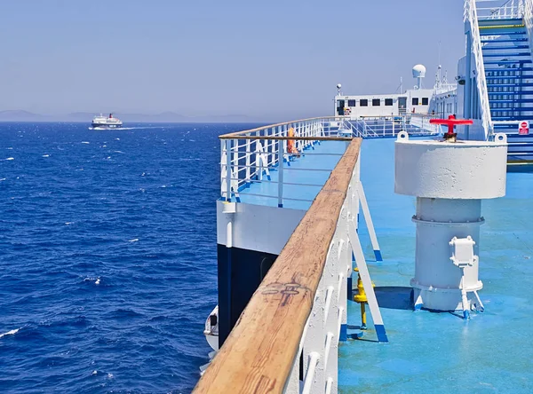 Convés de ferry navio sem pessoas enquanto navega no mar Egeu, Gr — Fotografia de Stock