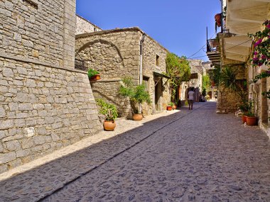 Sakız Adası, Yunanistan - 02 Ağustos 2019: Orta Çağ'dan kalma Mesta köyünde arnavut kaldırımlı sokak.