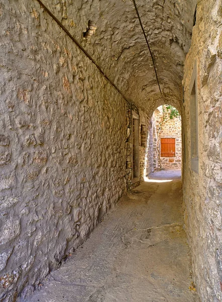 Sakız Adası'nda Mesta ortaçağ kale köyünde Dar sokak , Yunanistan.