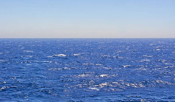 Dalgalı derin mavi deniz ve gökyüzü.
