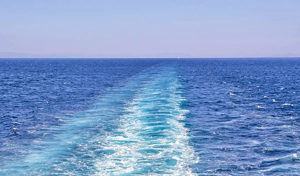 Trilha do navio na água do mar . — Fotografia de Stock