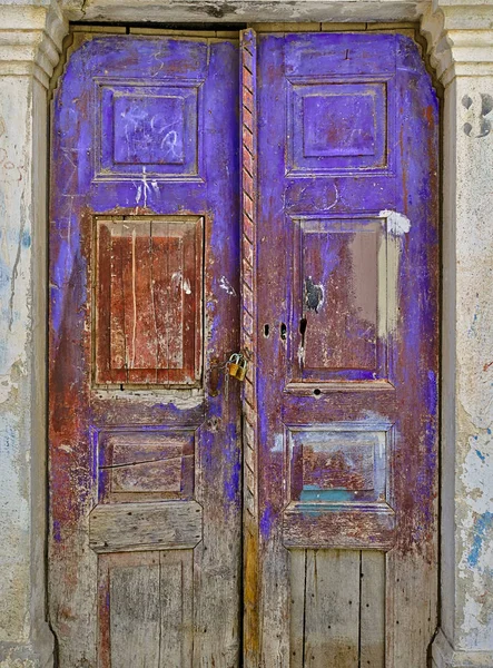 チェーンと南京錠付きの老朽化した木製のドア. — ストック写真