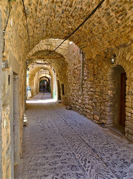 Callejón estrecho en el pueblo castillo medieval de Mesta en Quíos es —  Fotos de Stock