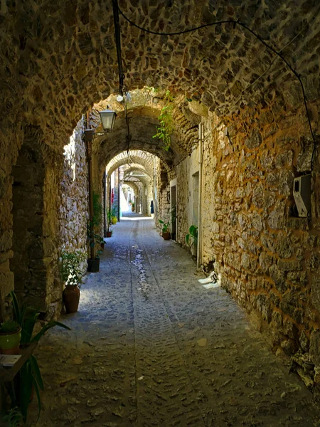 Smal steegje in het middeleeuwse kasteel dorp Mesta in Chios is — Stockfoto