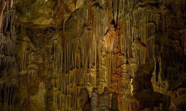 Sakız Adası'ndaki Olympoi mağarasından etkileyici mağara iç mekan, Gree