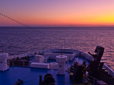 Ege Denizi'nde yelken sırasında ekipman ile Ferryboat gemi yay, 