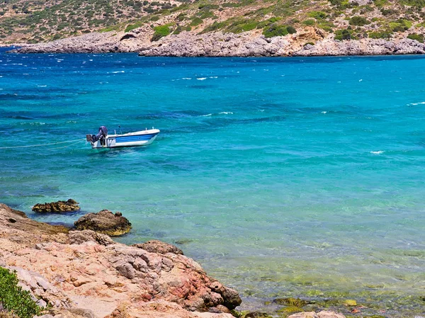 Βάρκα σε τυρκουάζ νερά — Φωτογραφία Αρχείου