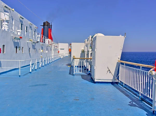 Schiffsfährendeck und roter Trichter während der Fahrt. — Stockfoto