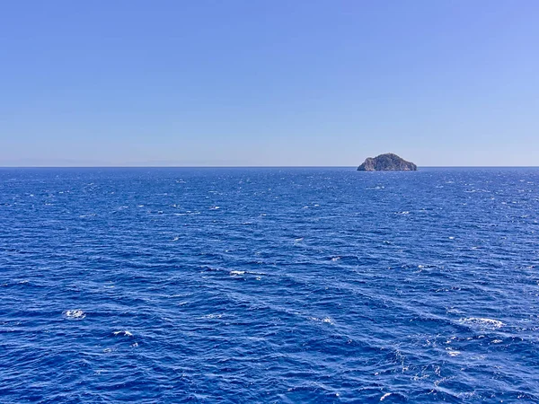 Açık deniz ve çöl kayalık ada
